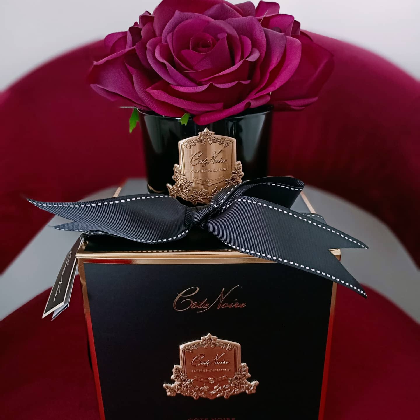 Côte Noire five carmine red roses in black glass