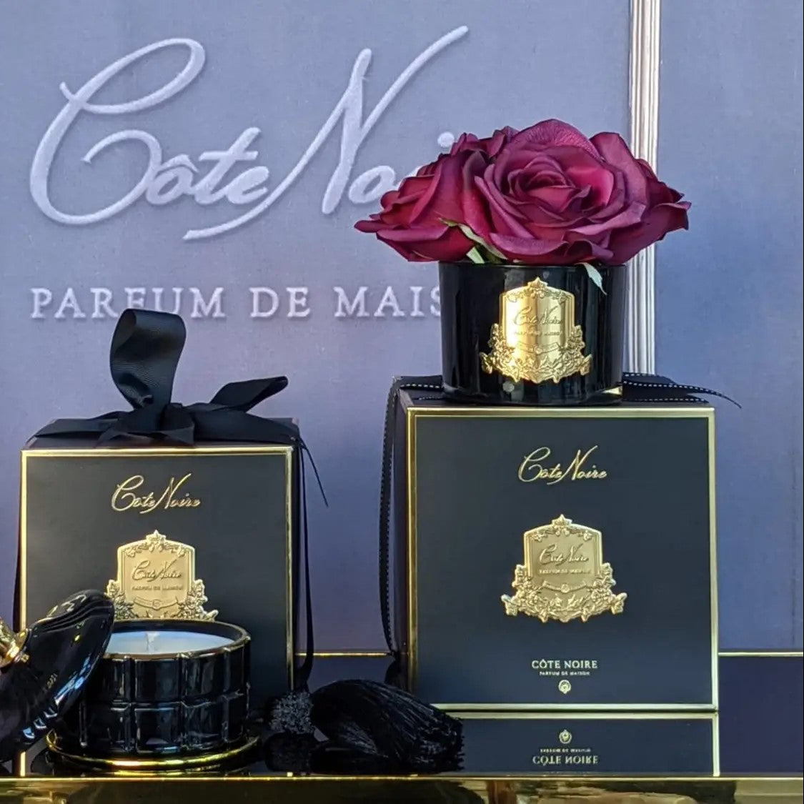 Côte Noire five carmine red roses with black ribboned gift box